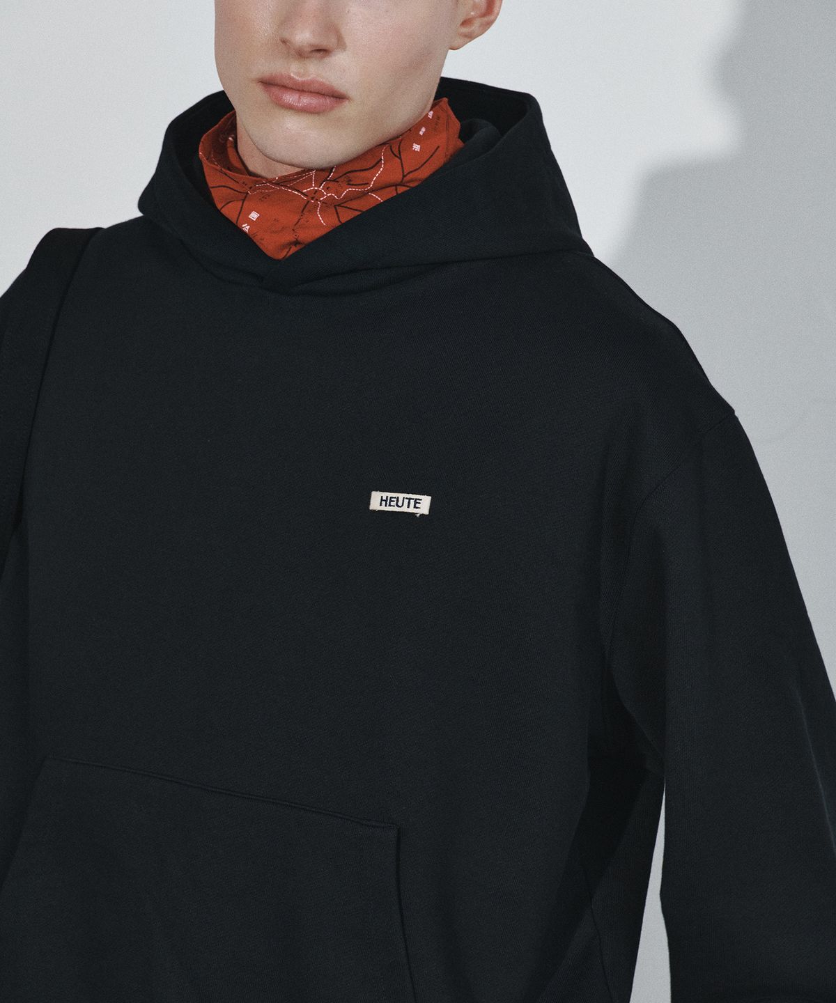 호이테(HEUTE) HET HOODIE SWEATSHIRT (BLACK)
