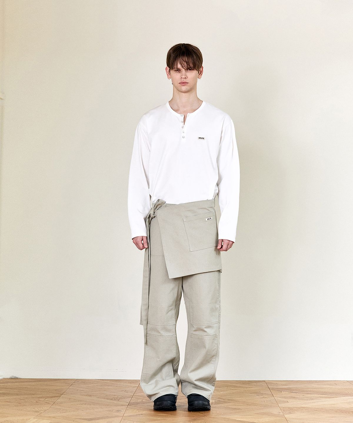 호이테(HEUTE) HET SIGNATURE HENLEY NECK T-SHIRT (WHITE)