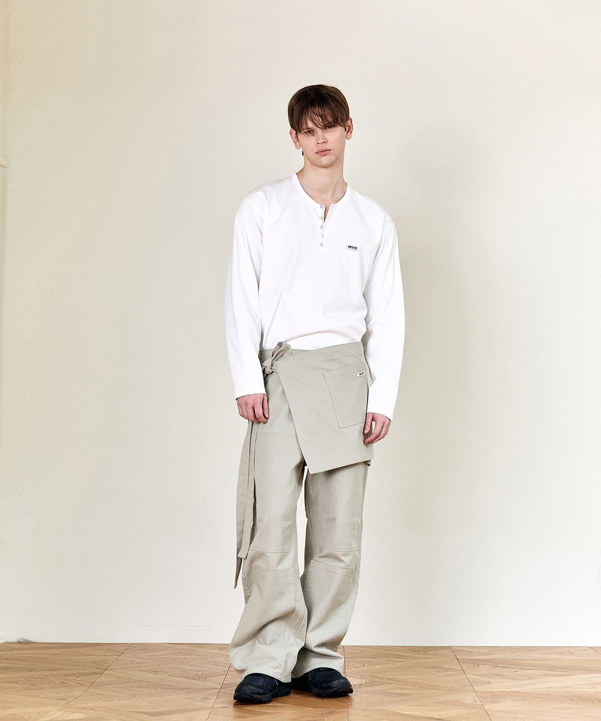 호이테(HEUTE) HET SIGNATURE HENLEY NECK T-SHIRT (WHITE)