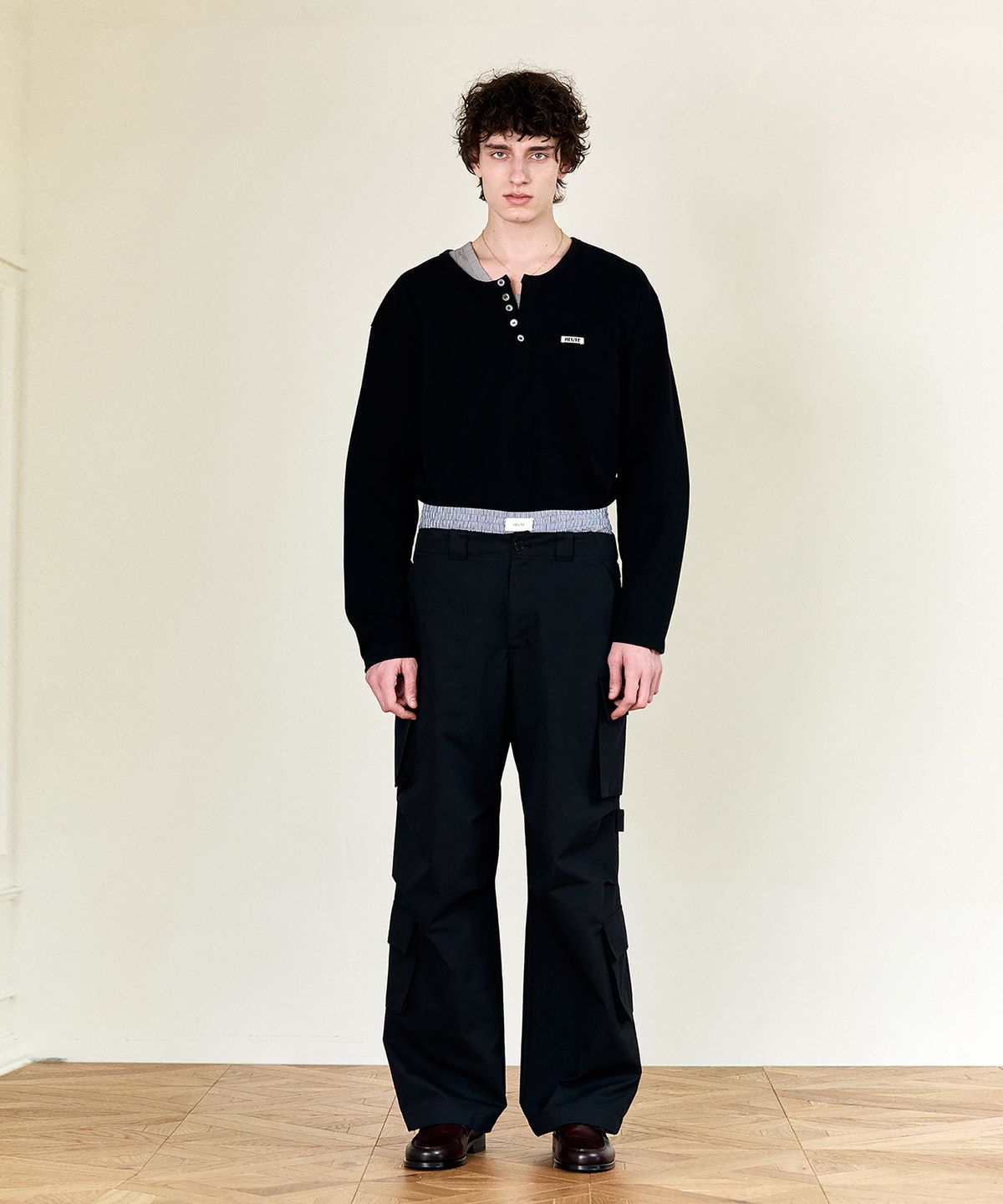 호이테(HEUTE) HET SIGNATURE HENLEY NECK T-SHIRT (BLACK)