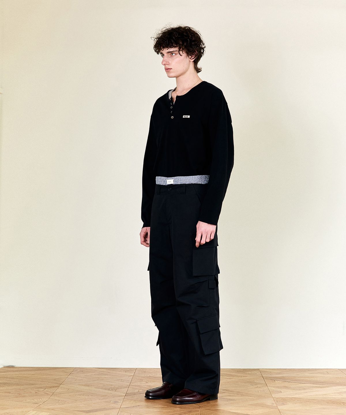호이테(HEUTE) HET SIGNATURE HENLEY NECK T-SHIRT (BLACK)
