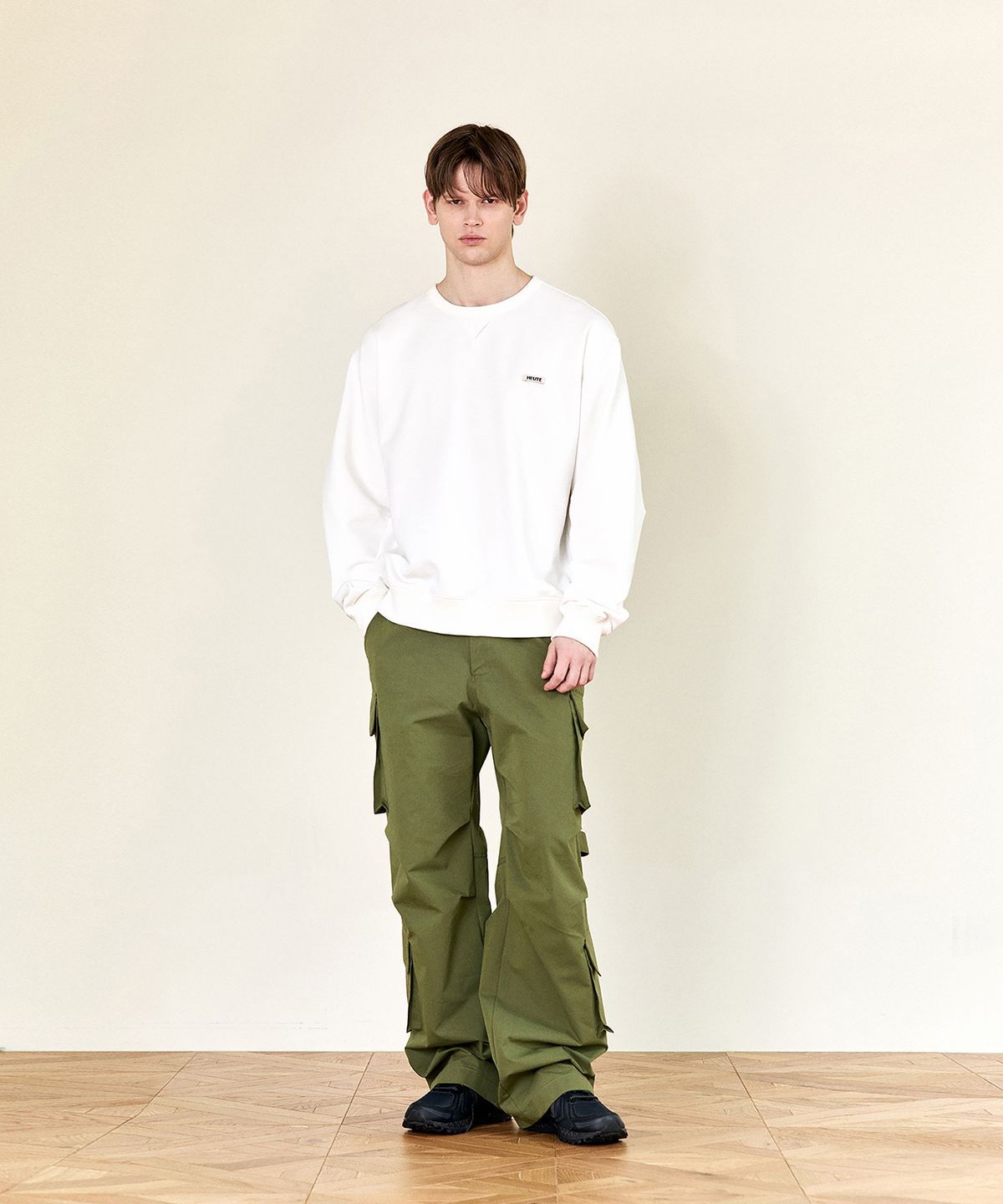 호이테(HEUTE) HET TRIANGLE SWEATSHIRT (WHITE)