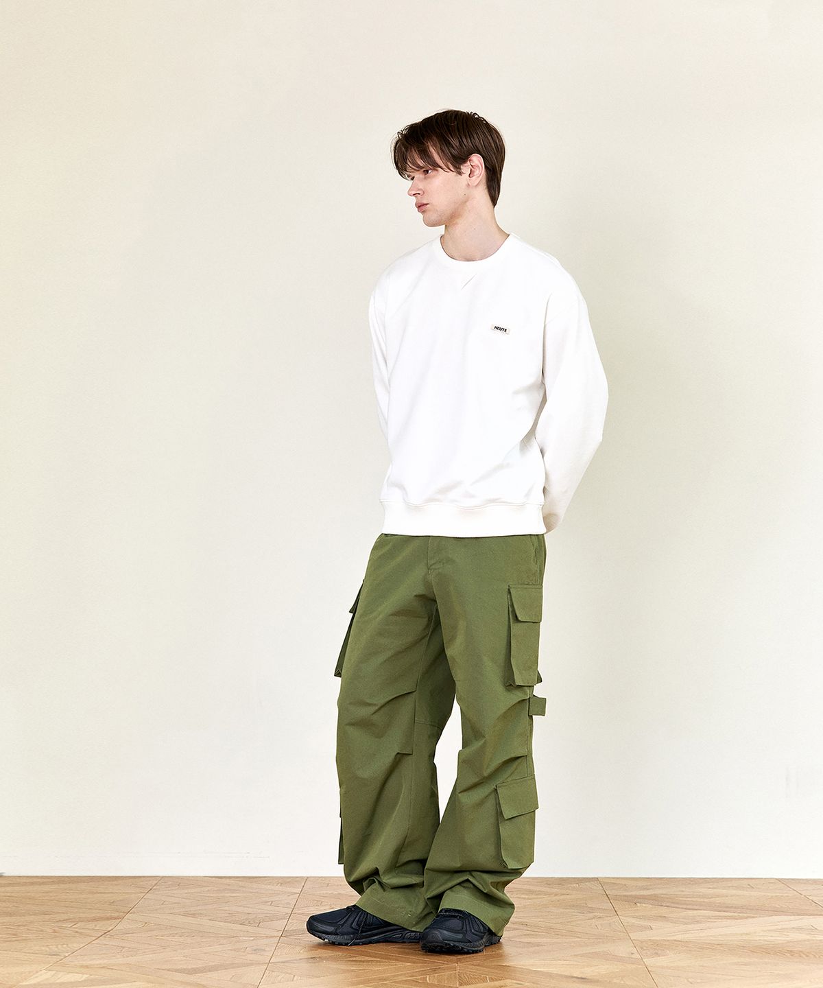 호이테(HEUTE) HET TRIANGLE SWEATSHIRT (WHITE)