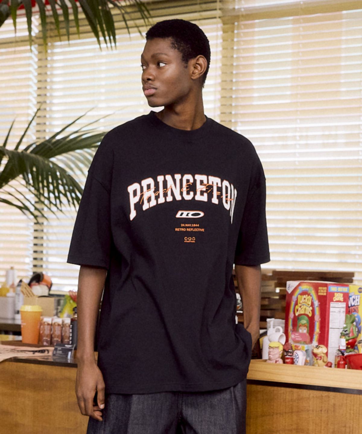 디써티원(DTHIRTYONE) Princeton Overlay Print T-shirt (BLACK)