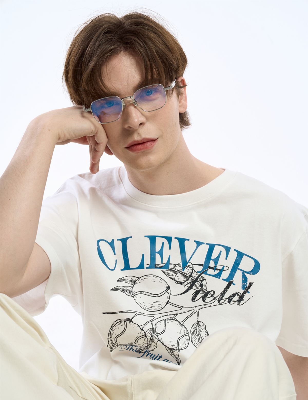 클레버필드(CLEVER FIELD) 과일 모티브 오버핏 MAN 티셔츠_오프화이트