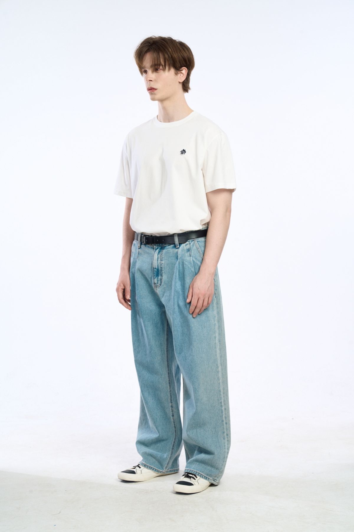 클레버필드(CLEVER FIELD) 베이직 클로버 와펜 데일리 티셔츠_화이트