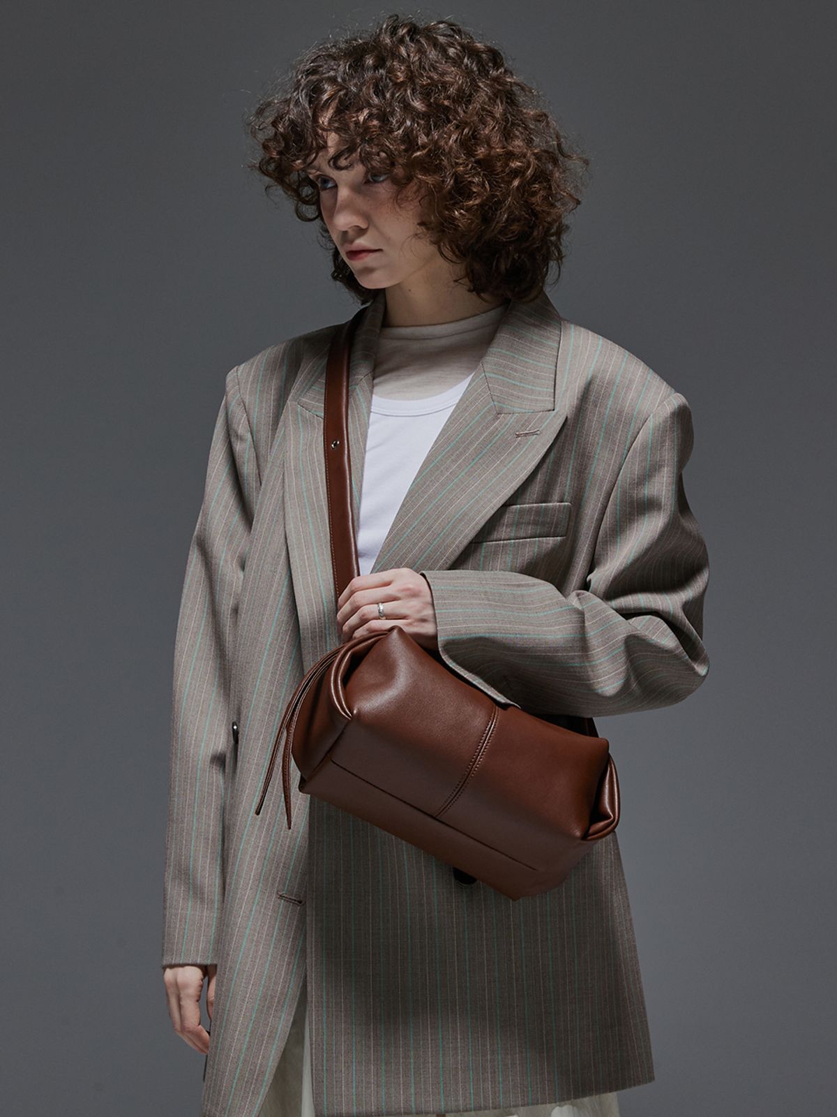 던팩토리(DAWN FACTORY) PEANUT BAG COW LEATHER BROWN 피넛백 소가죽 브라운