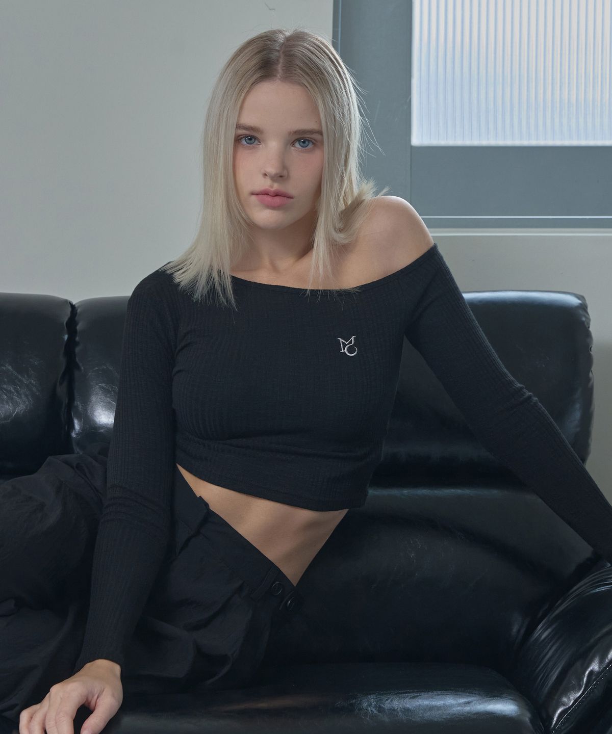 무아르모아(MOIREMOA) One-shoulder logo T-shirt-Black