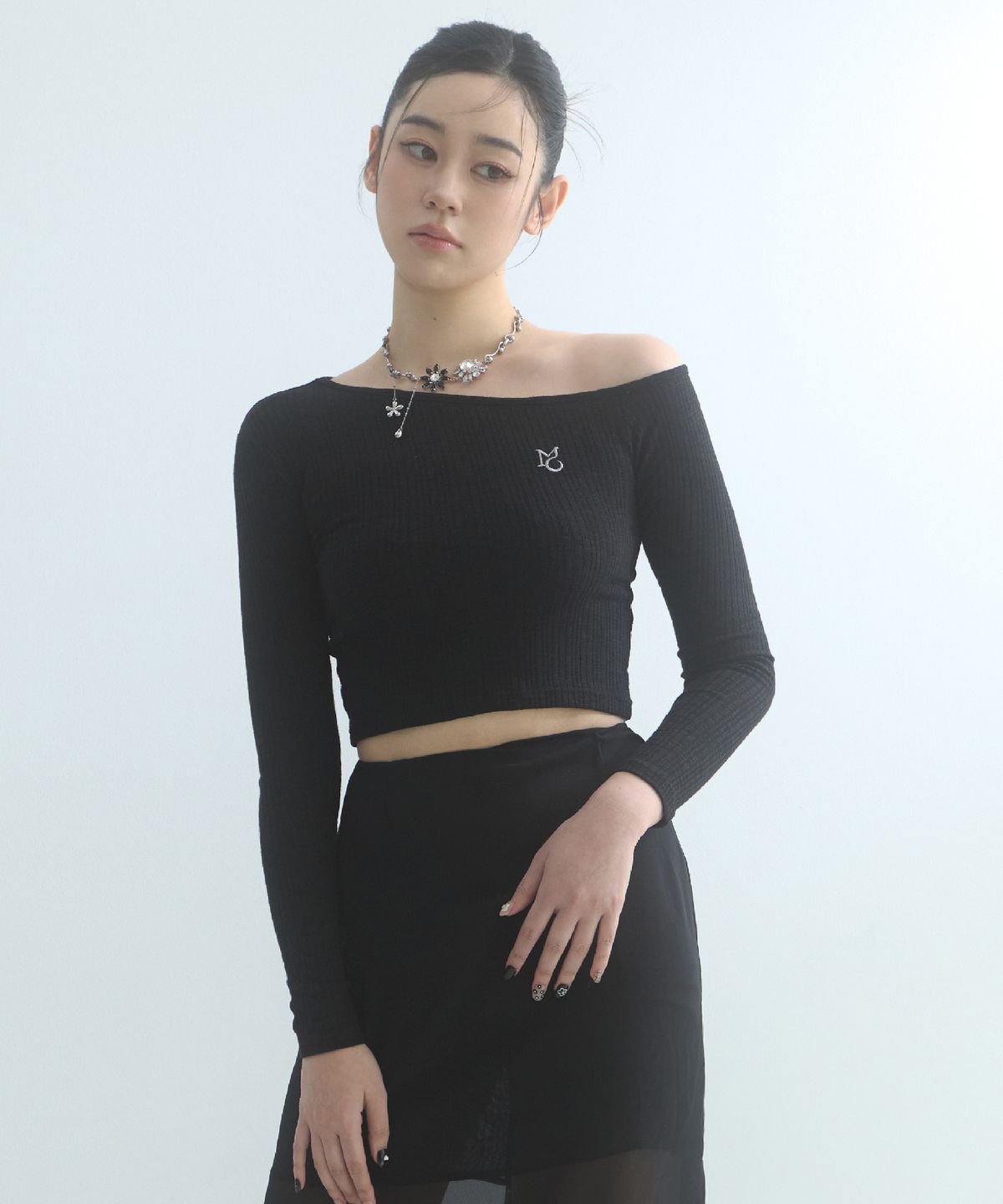 무아르모아(MOIREMOA) One-shoulder logo T-shirt-Black