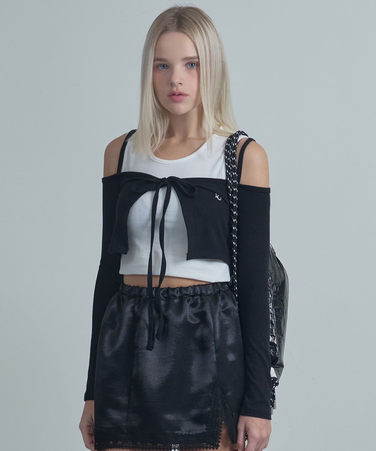 무아르모아(MOIREMOA) Off-shoulder Ribbon Cardigan-Black