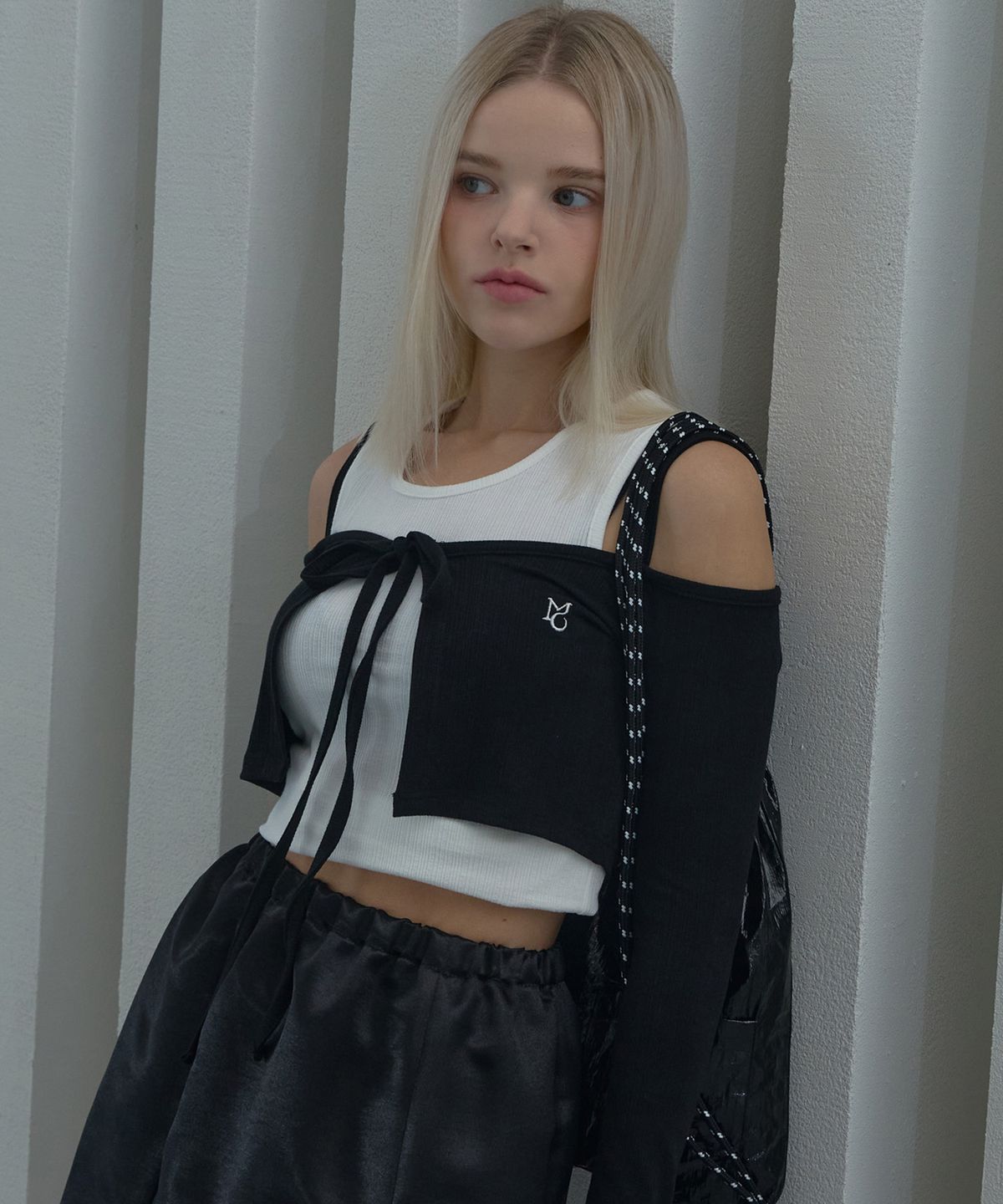 무아르모아(MOIREMOA) Off-shoulder Ribbon Cardigan-Black