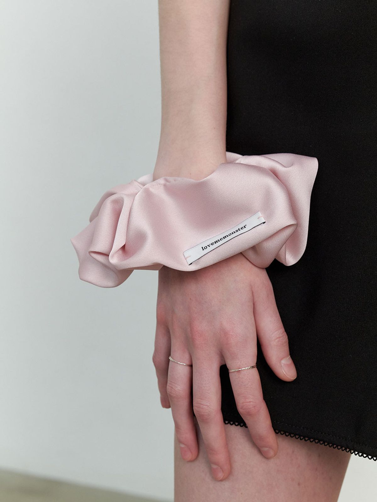 러브미몬스터(LOVE ME MONSTER) Essential Satin Scrunchy L (L241MHA050)