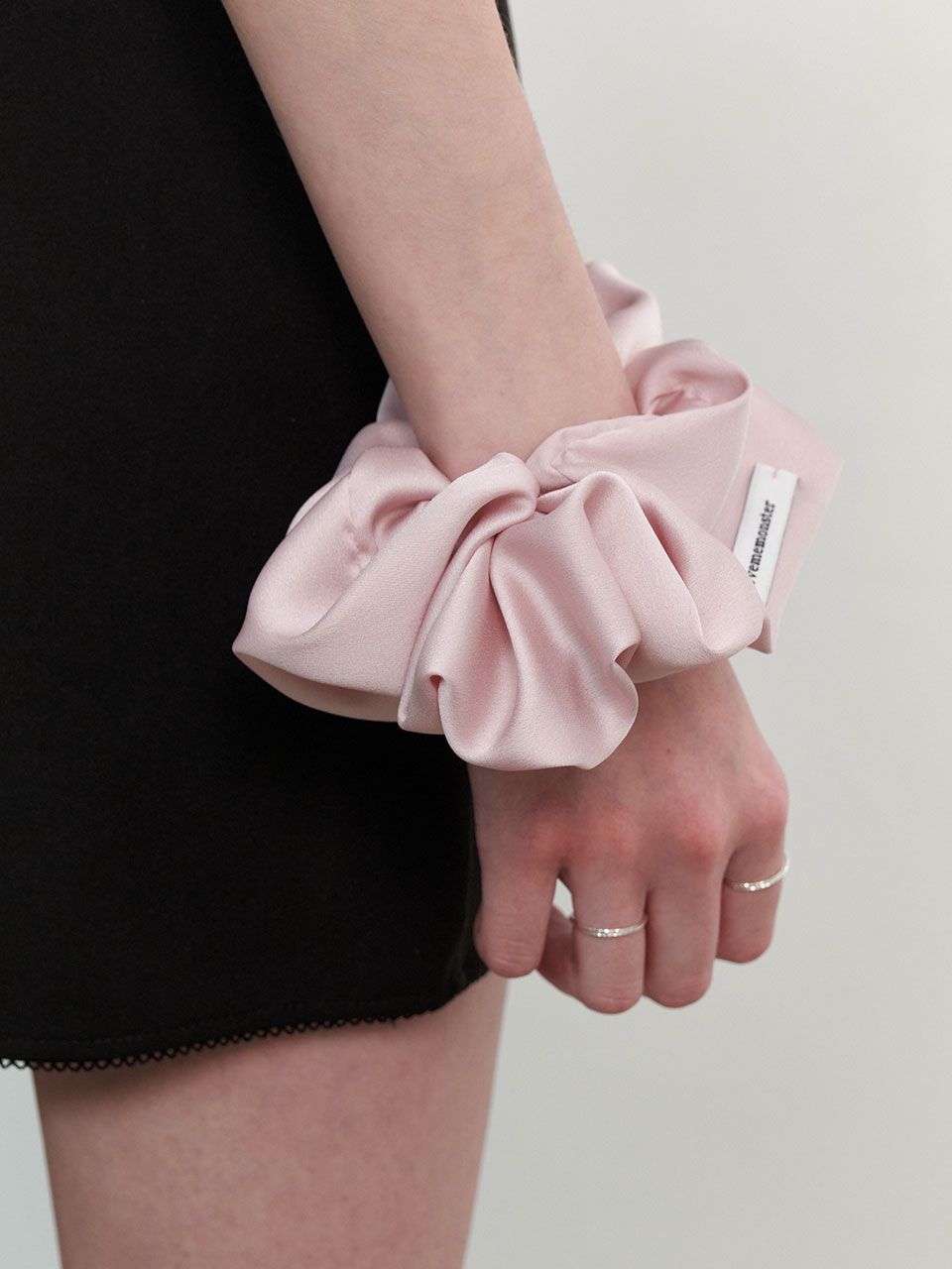 ☆LOVEMEMONSTER☆ Essential Satin Scrunchy M MUSINSA公式 | LOVE ME MONSTER Essential Satin Scrunchy L