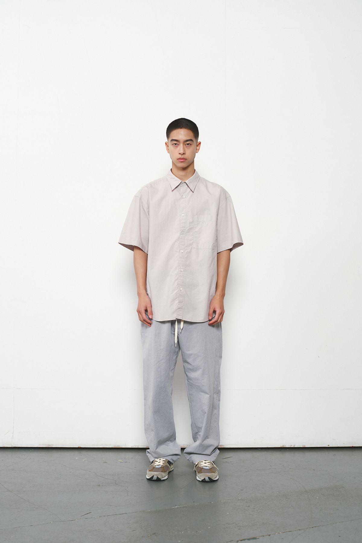 홀리선(HORLISUN) Poole Silky Typewriter Shirt Gray Beige