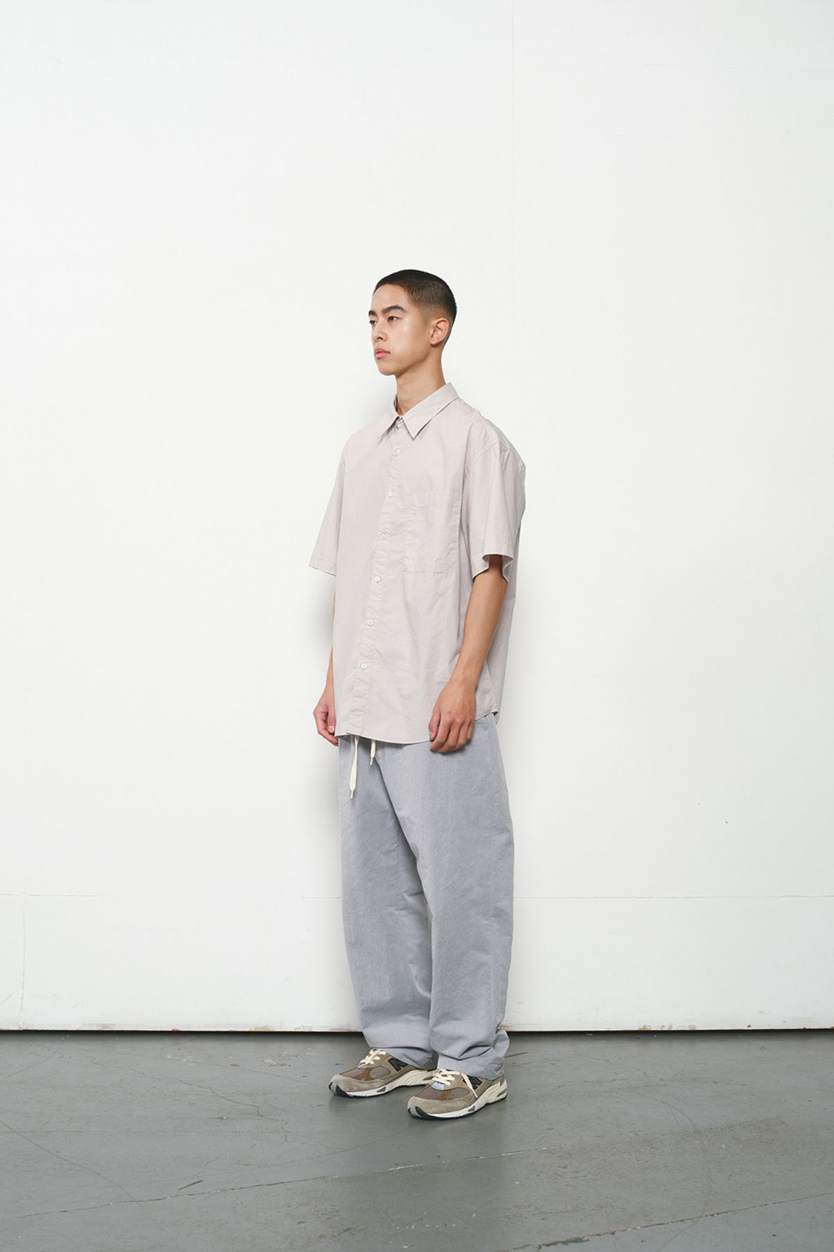 홀리선(HORLISUN) Poole Silky Typewriter Shirt Gray Beige