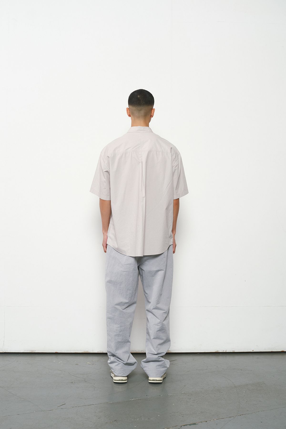 홀리선(HORLISUN) Poole Silky Typewriter Shirt Gray Beige