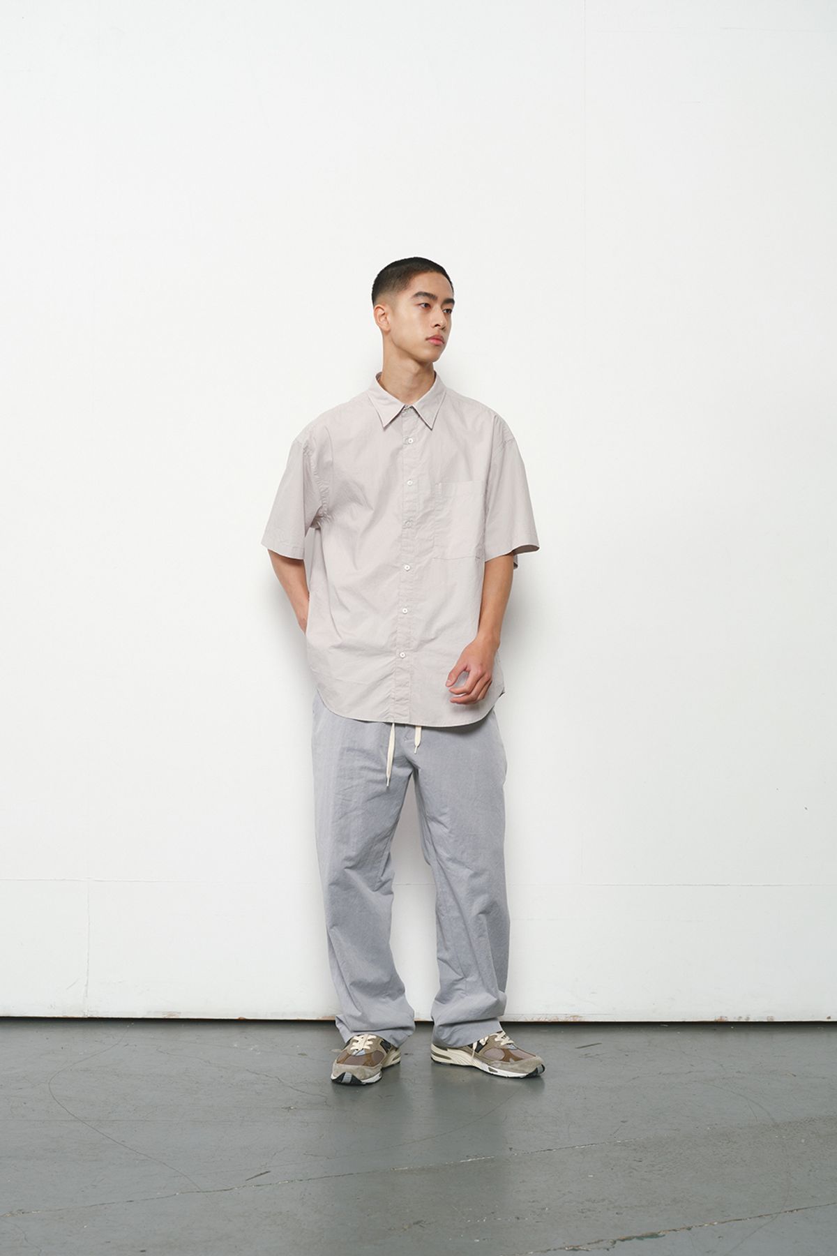 홀리선(HORLISUN) Poole Silky Typewriter Shirt Gray Beige