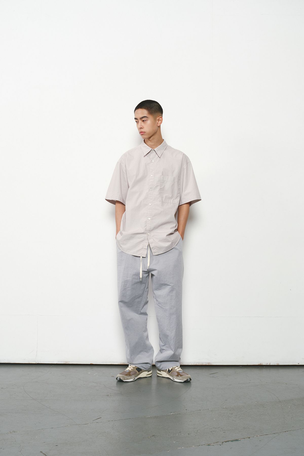 홀리선(HORLISUN) Poole Silky Typewriter Shirt Gray Beige