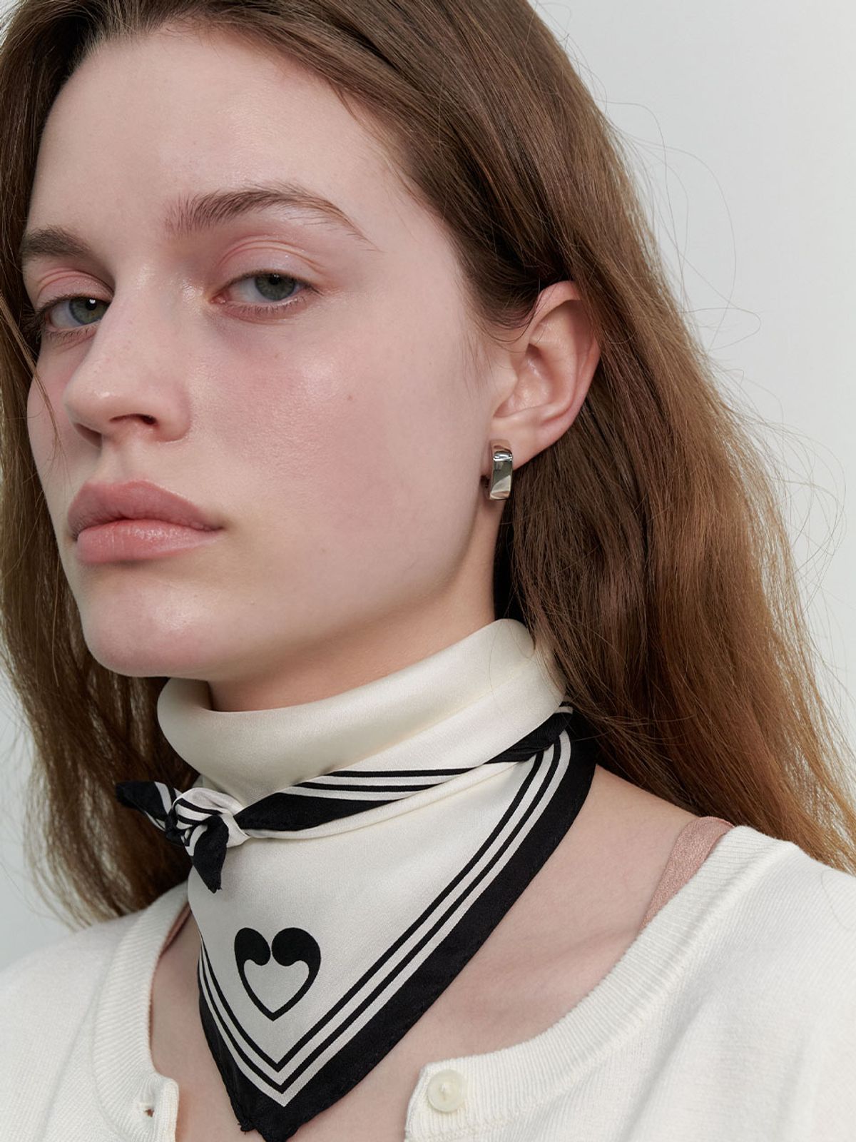 러브미몬스터(LOVE ME MONSTER) Mont Logo Square Silk Scarf (L241MSF010)