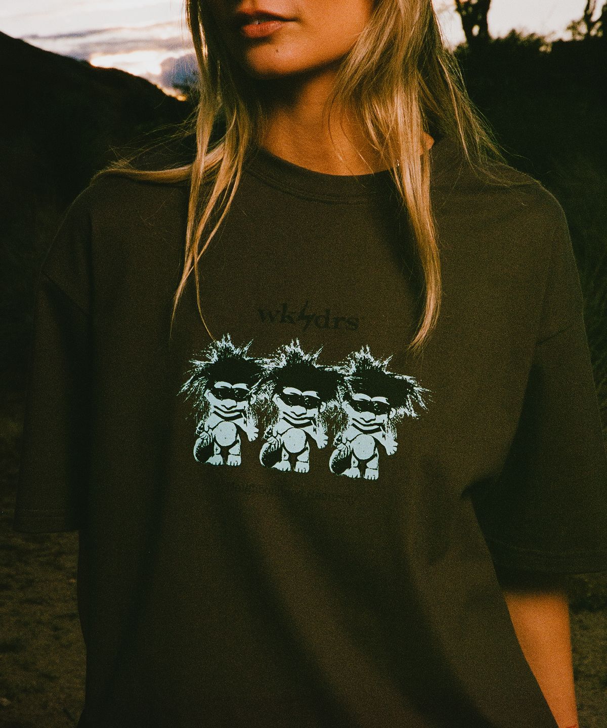 위캔더스(WKNDRS) THIEVES T-SHIRT (BROWN)