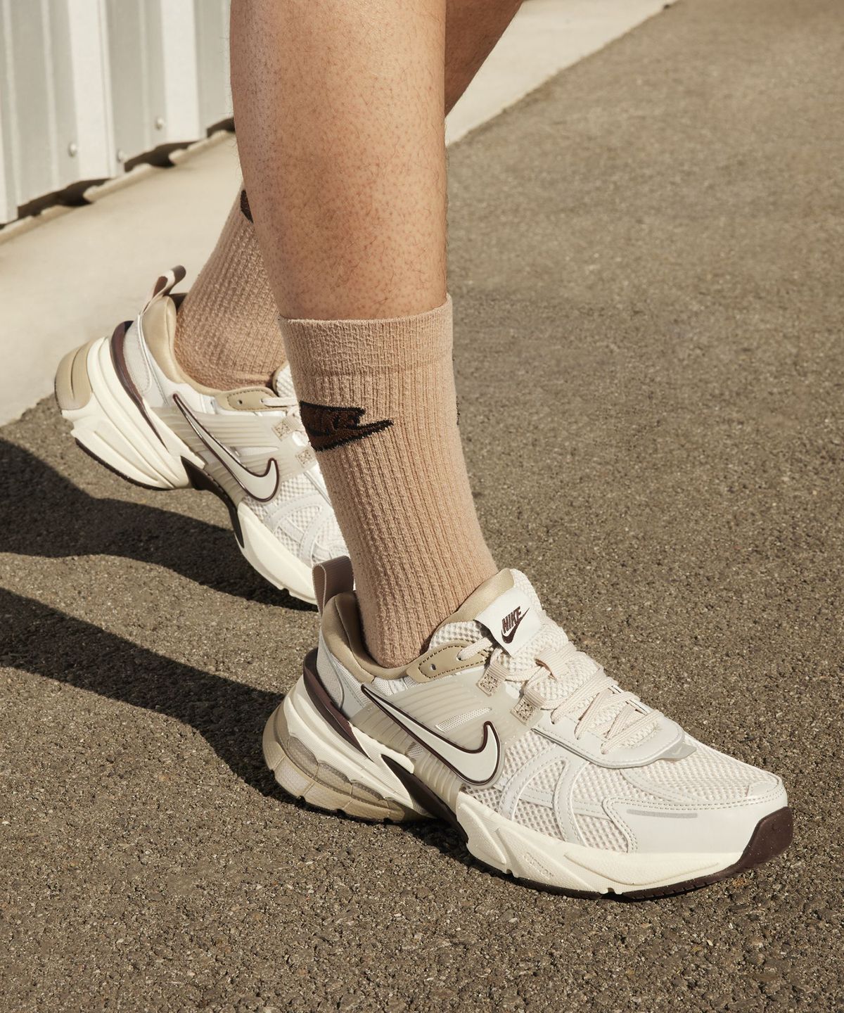 나이키(NIKE) V2K 런 W - 라이트 오어우드 브라운:카키:어스:라이트 본 / FD0736-103