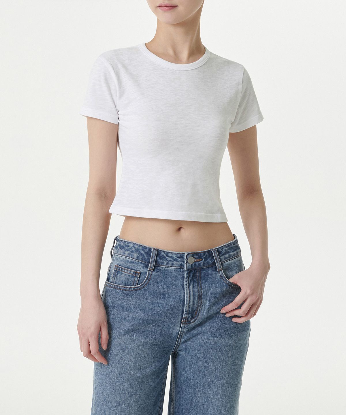 무신사 스탠다드 우먼(MUSINSA STANDARD WOMAN) 우먼즈 슬러브 슬림 크롭 크루 넥 티셔츠 [화이트]