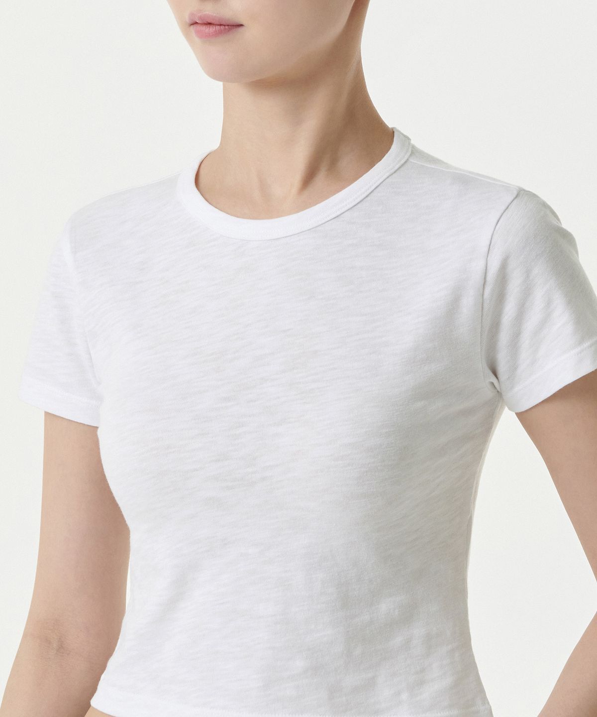 무신사 스탠다드 우먼(MUSINSA STANDARD WOMAN) 우먼즈 슬러브 슬림 크롭 크루 넥 티셔츠 [화이트]