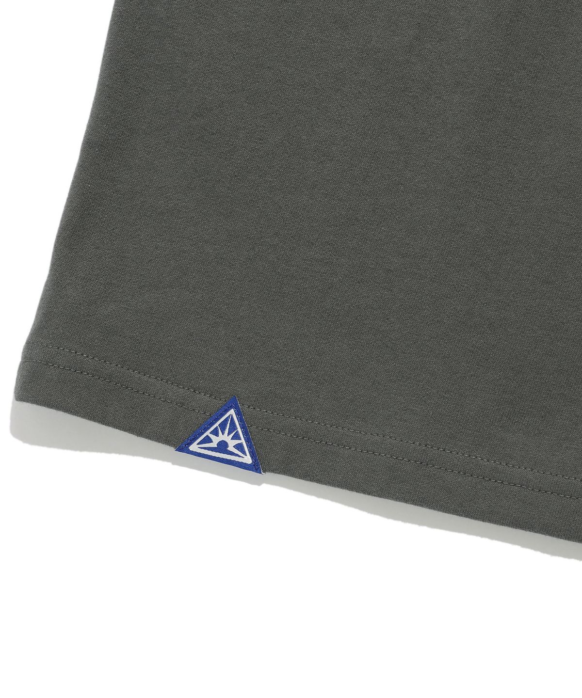 이스트쿤스트(ISTKUNST) SCENE BAND TEE_CHARCOAL(IK2EMMT510A)