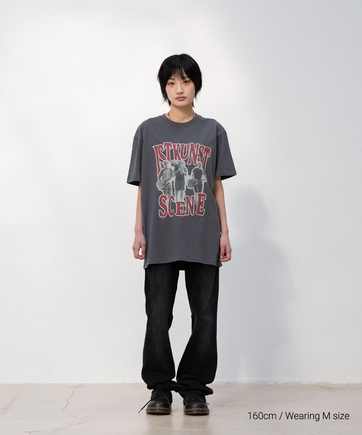 이스트쿤스트(ISTKUNST) SCENE BAND TEE_CHARCOAL(IK2EMMT510A)