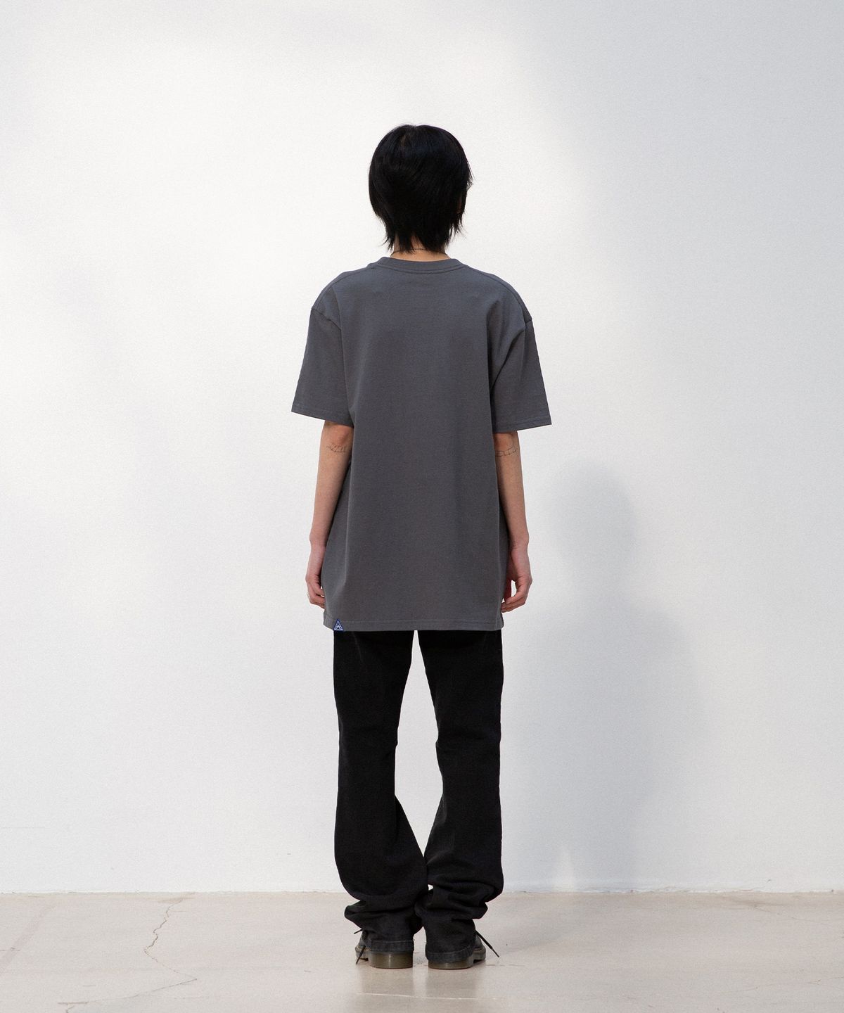 이스트쿤스트(ISTKUNST) SCENE BAND TEE_CHARCOAL(IK2EMMT510A)