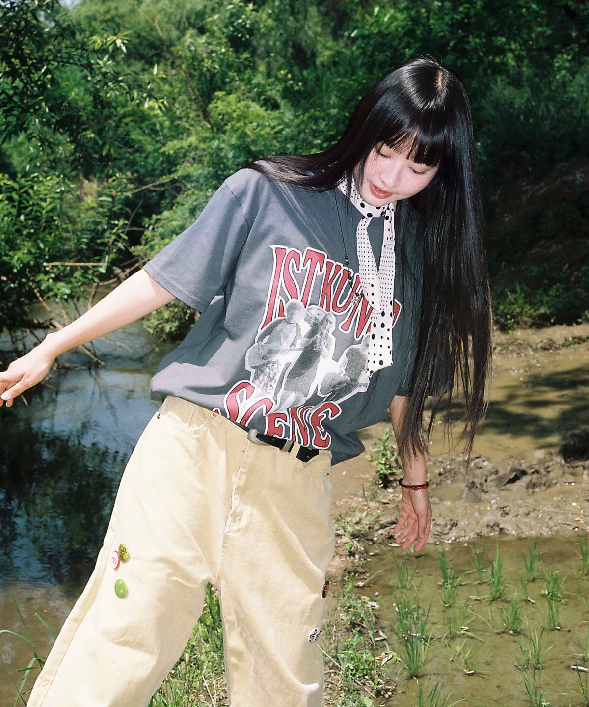 이스트쿤스트(ISTKUNST) SCENE BAND TEE_CHARCOAL(IK2EMMT510A)