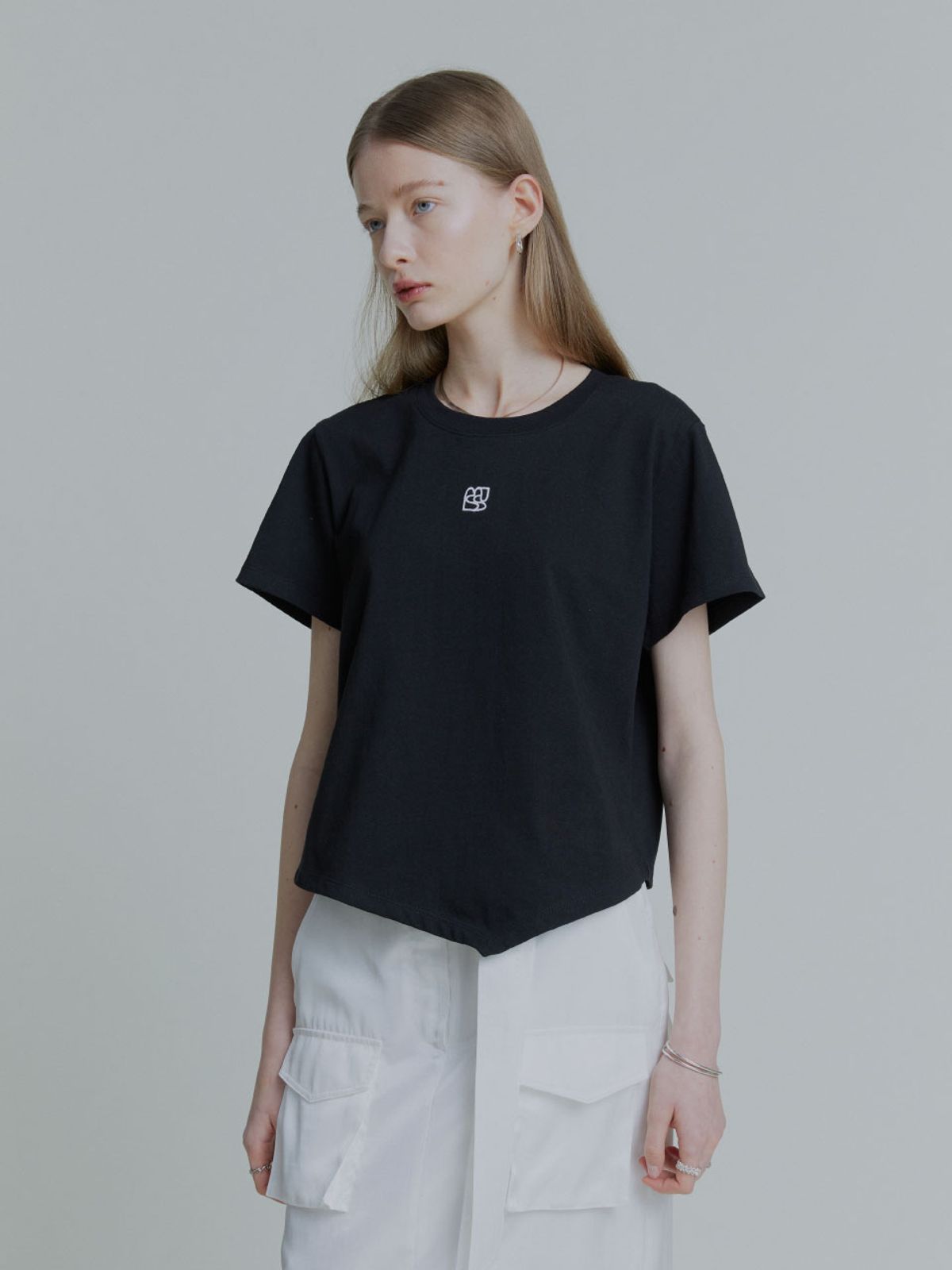 뮤제(MUSEE) KALO Embroidered Unbalanced Hem T-shirt_Black