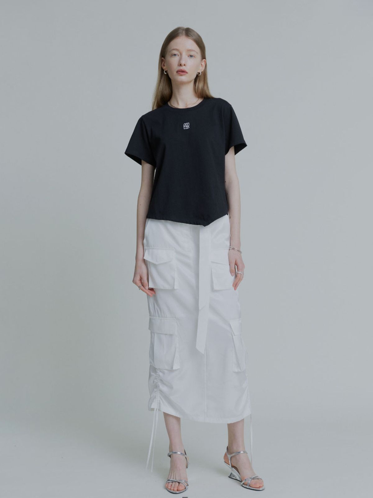 뮤제(MUSEE) KALO Embroidered Unbalanced Hem T-shirt_Black