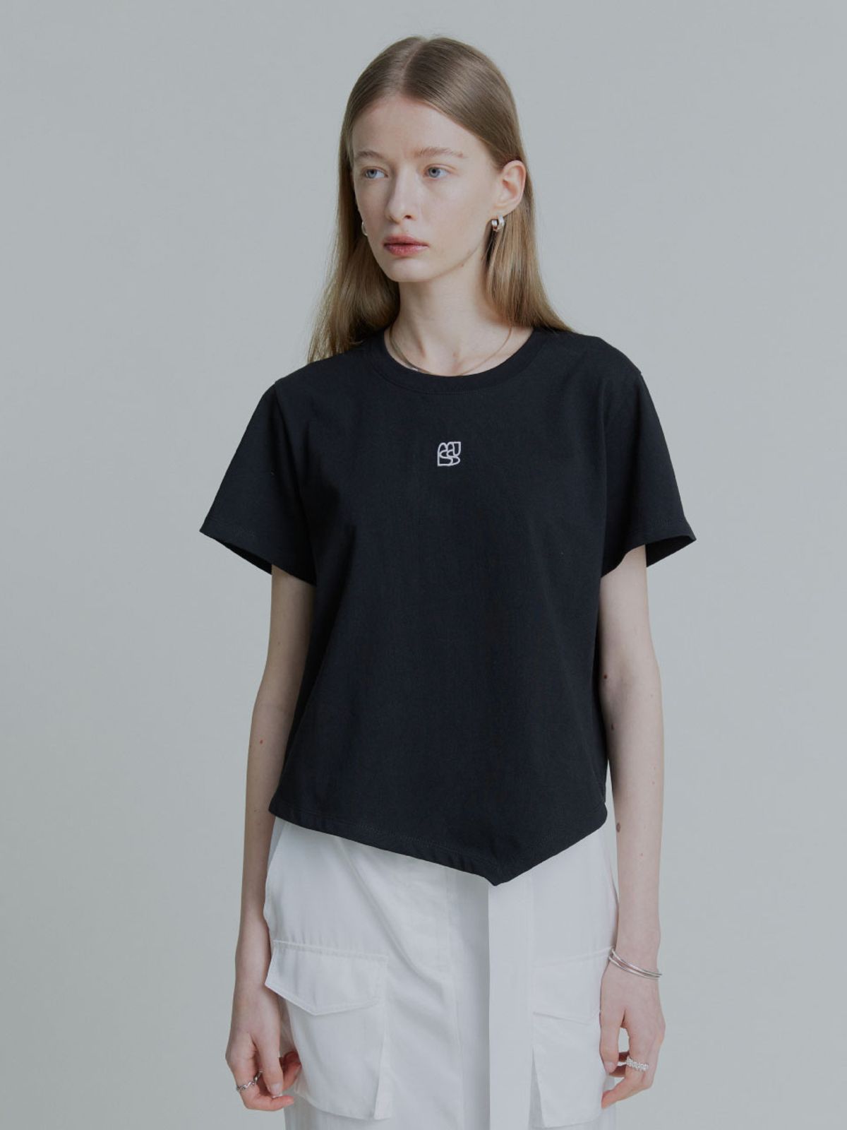 뮤제(MUSEE) KALO Embroidered Unbalanced Hem T-shirt_Black