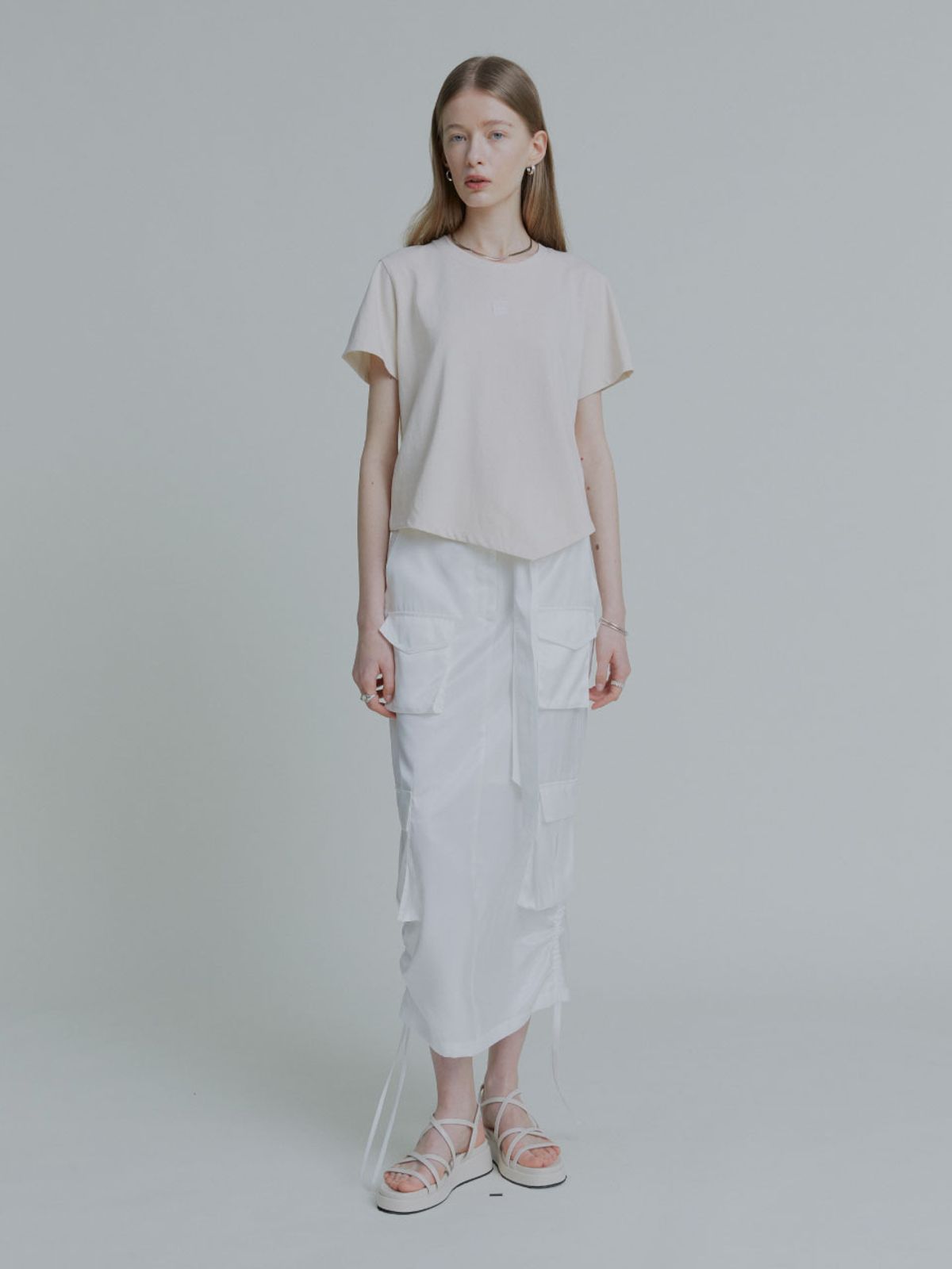 뮤제(MUSEE) KALO Embroidered Unbalanced Hem T-shirt_Beige