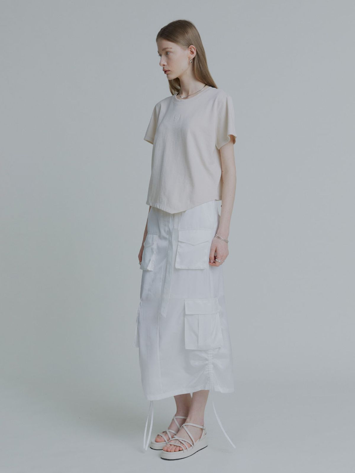 뮤제(MUSEE) KALO Embroidered Unbalanced Hem T-shirt_Beige