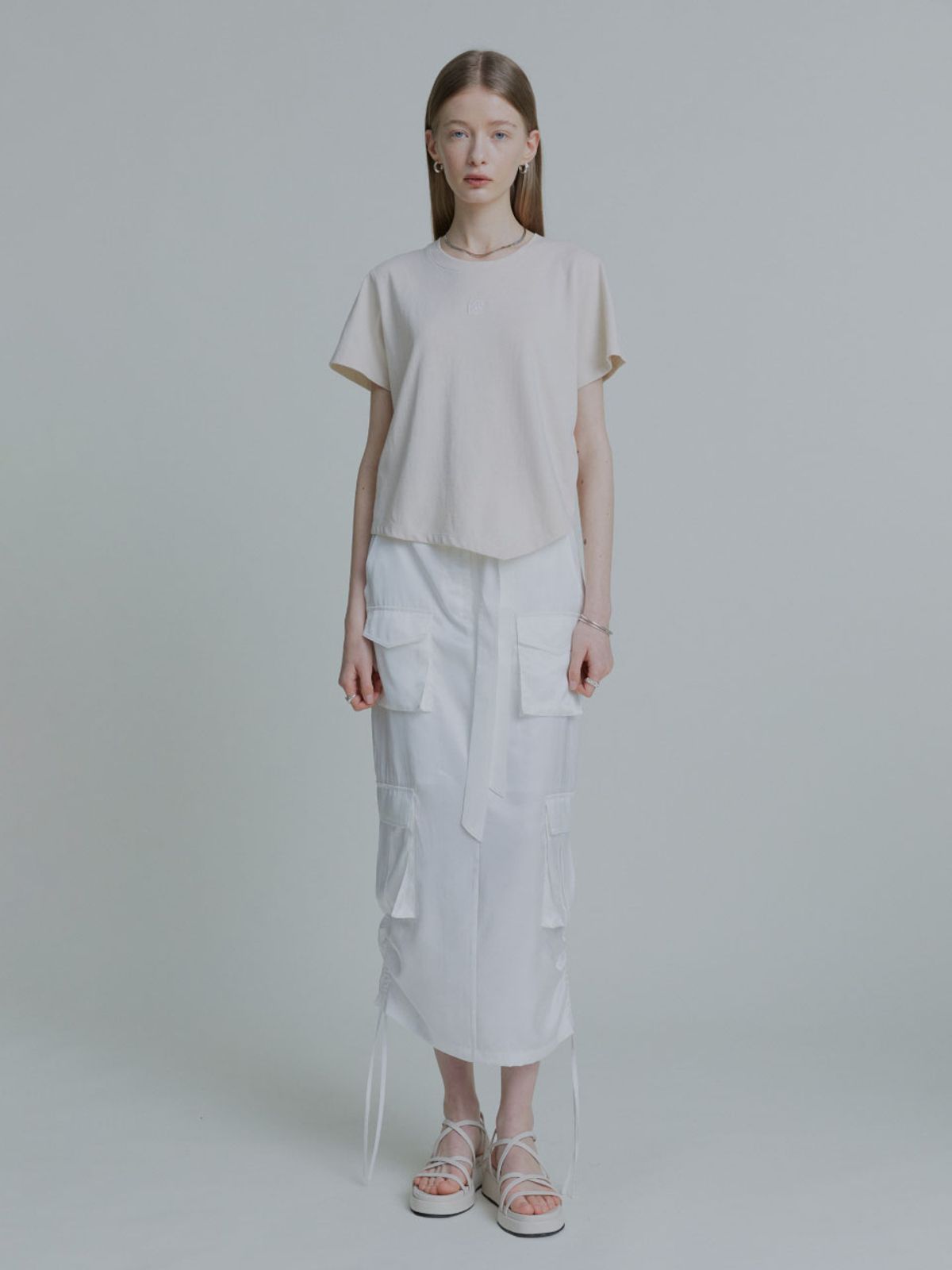 뮤제(MUSEE) KALO Embroidered Unbalanced Hem T-shirt_Beige