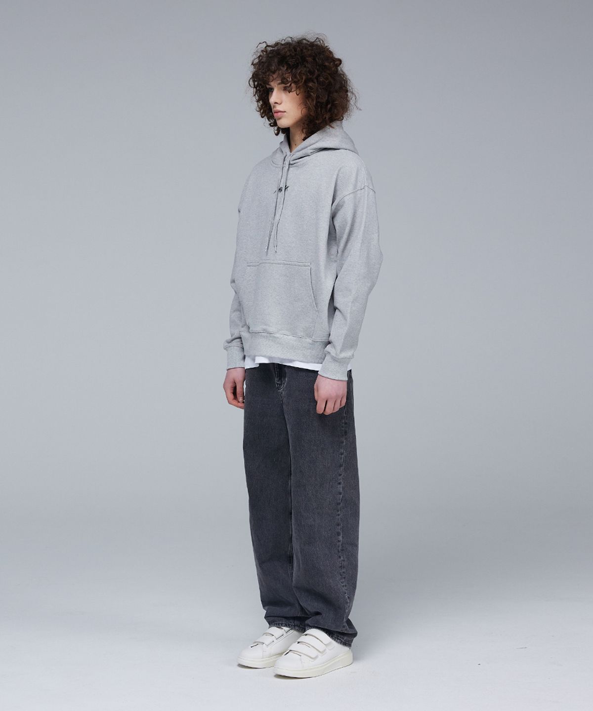 므아므(MMAM) [ESSENTIAL] Signature logo hoodie