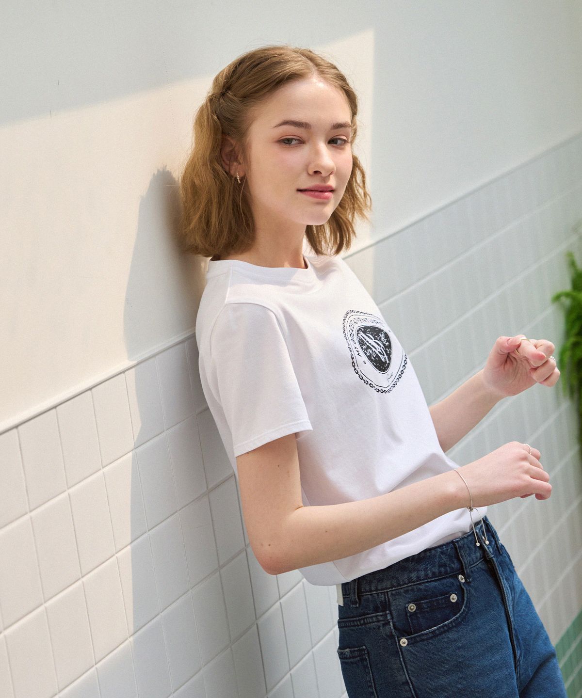 드로우핏 우먼(DRAWFIT WOMEN) 크랙 서클 크레스트 수피마 반팔 티셔츠 [WHITE]