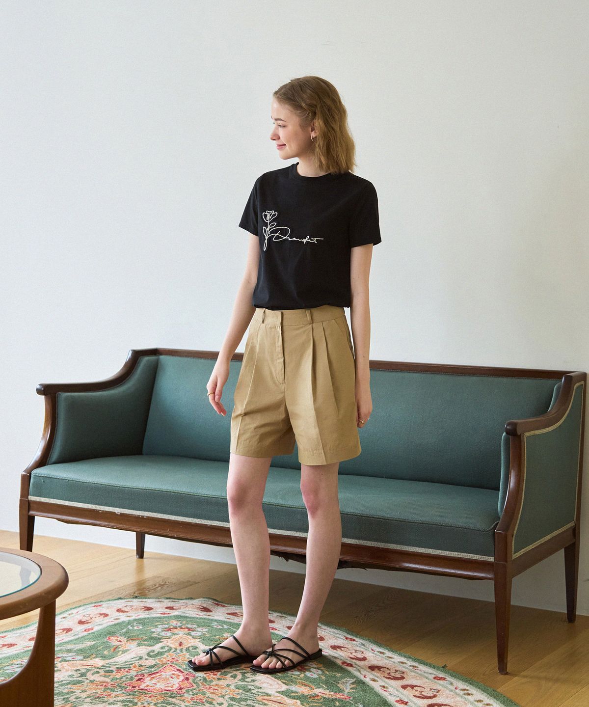 드로우핏 우먼(DRAWFIT WOMEN) 플라워 패치 수피마 반팔 티셔츠 [CHARCOAL]