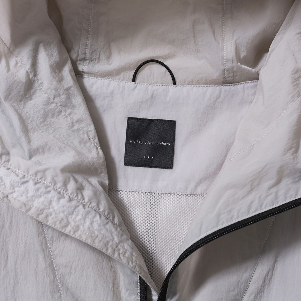 모이프(MOIF) [SS24] HOODED CROP VEST / SILVER