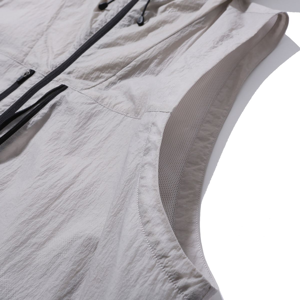 모이프(MOIF) [SS24] HOODED CROP VEST / SILVER
