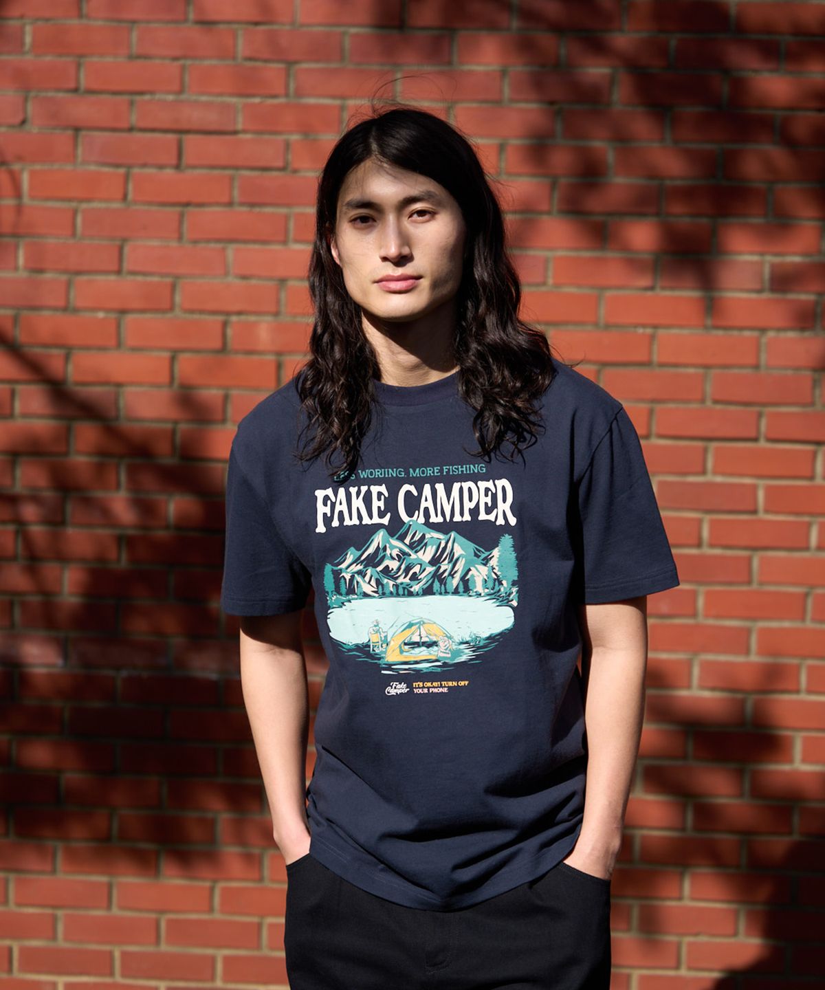 페이크캠퍼(FAKE CAMPER) 캠핑 그래픽 피싱 반팔티셔츠 [NAVY]