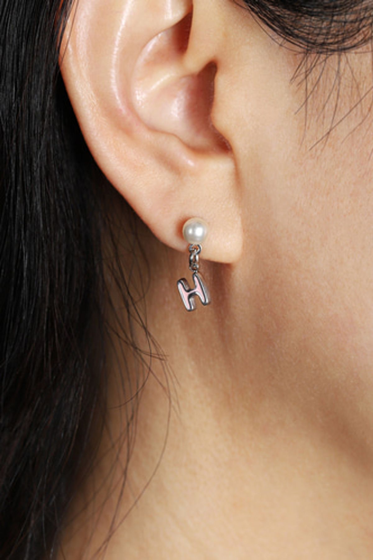 모드곤(MODGONE) 미니 이니셜 진주 귀걸이 MIni Initial Pearl Earrings