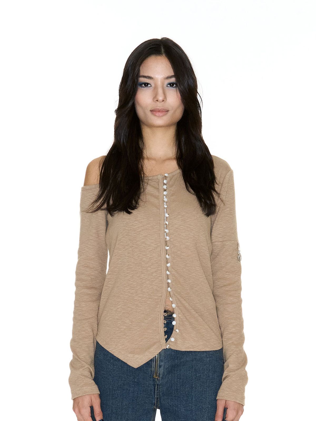 쎄쎄쎄(SETSETSET) ASYMMETRICAL BEAN BUTTON CARDIGAN BEIGE