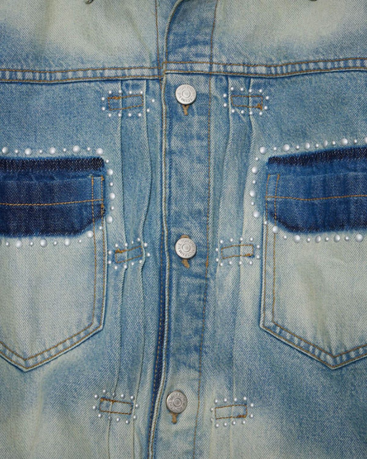 더뮤지엄비지터(THEMUSEUMVISITOR) RIPPED OFF POCKET STUD DENIM JACKET (WASHED BLUE)