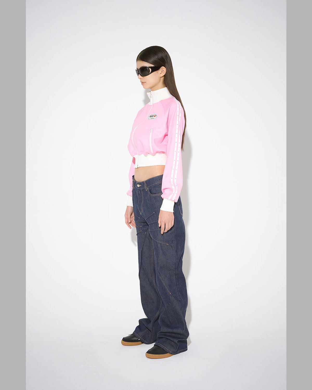 더뮤지엄비지터(THEMUSEUMVISITOR) PINTUCK DETAILED DENIM PANTS (DARK NAVY)