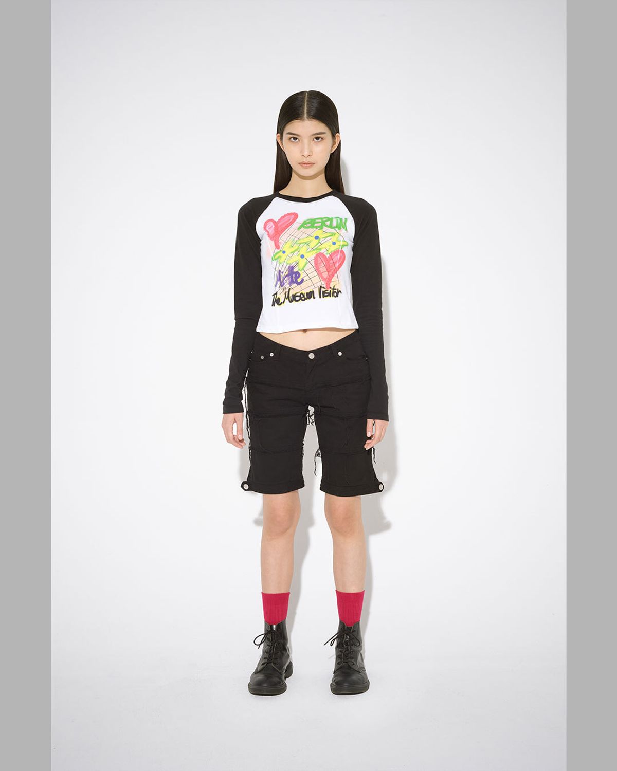 더뮤지엄비지터(THEMUSEUMVISITOR) LINE DAMAGED DENIM SHORTS (BLACK)