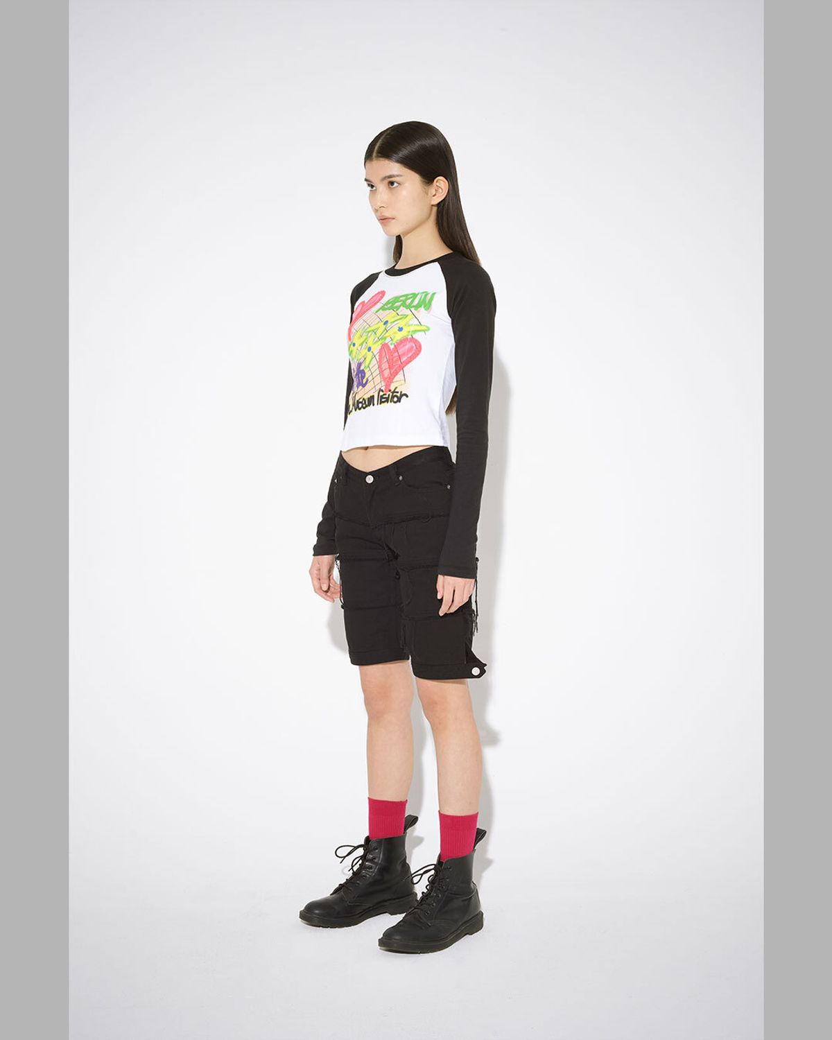 더뮤지엄비지터(THEMUSEUMVISITOR) LINE DAMAGED DENIM SHORTS (BLACK)