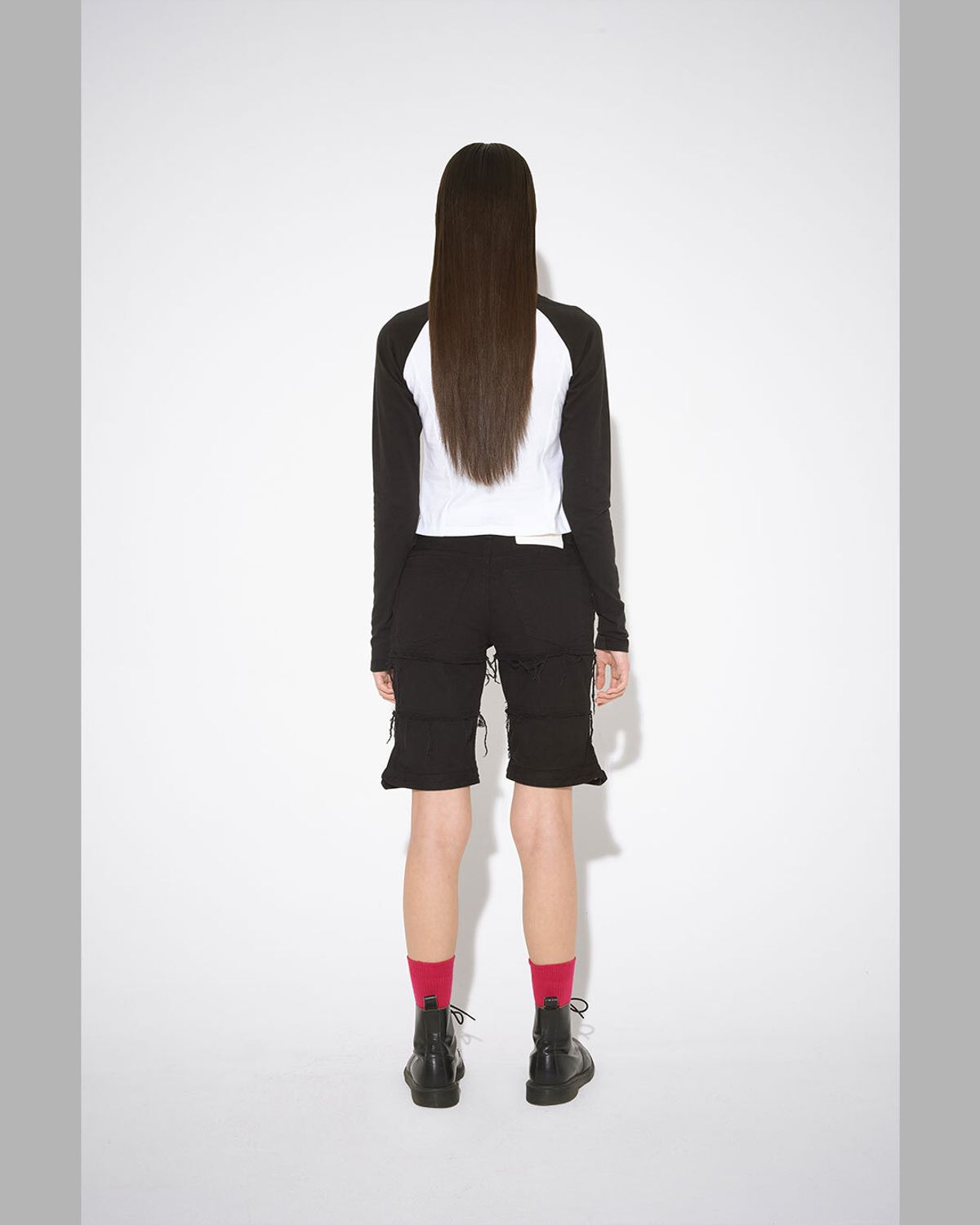 더뮤지엄비지터(THEMUSEUMVISITOR) LINE DAMAGED DENIM SHORTS (BLACK)